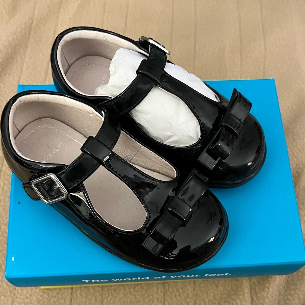 Sole play, black patent leather, size 7